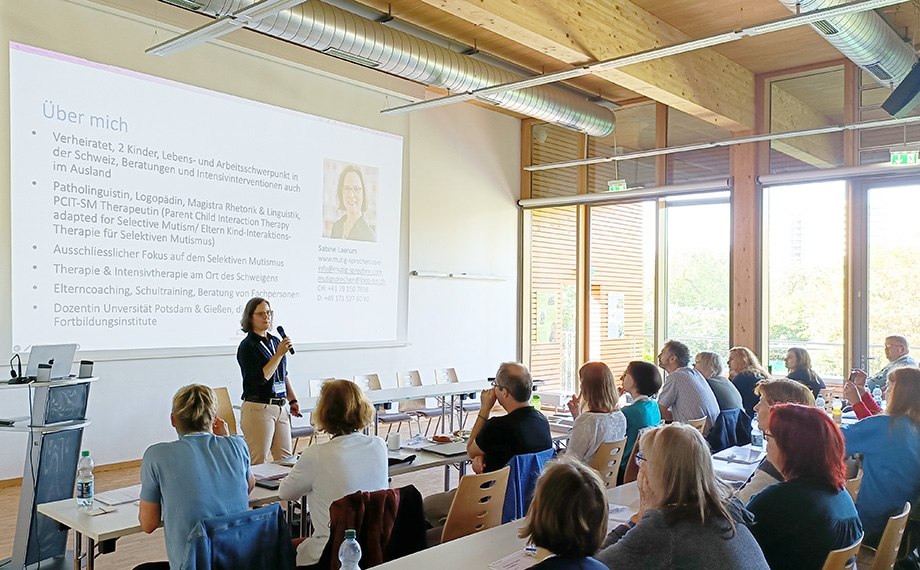 Sabine Laerum spricht während ihres Vortrags am Mikrofon