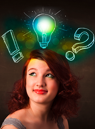 Junge rothaarige Frau mit Ausrufezeichen, Glühbirne und Fragezeichen über dem Kopf