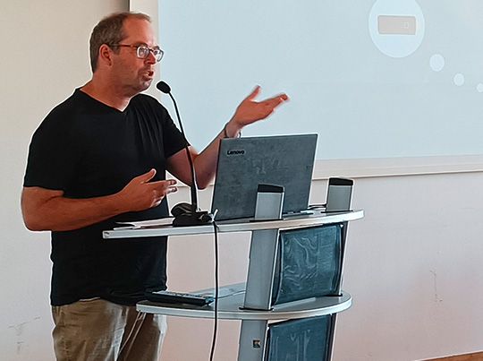 Jens Kramer von StillLeben e.V. am Rednerpult