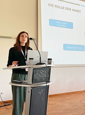 Referentin Anja Riebel am Rednerpult