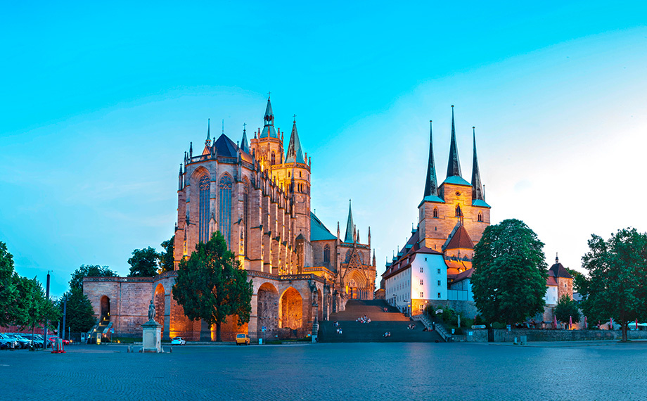 Der erleuchtete Erfurter Dom auf dem Domplatz in Erfurt